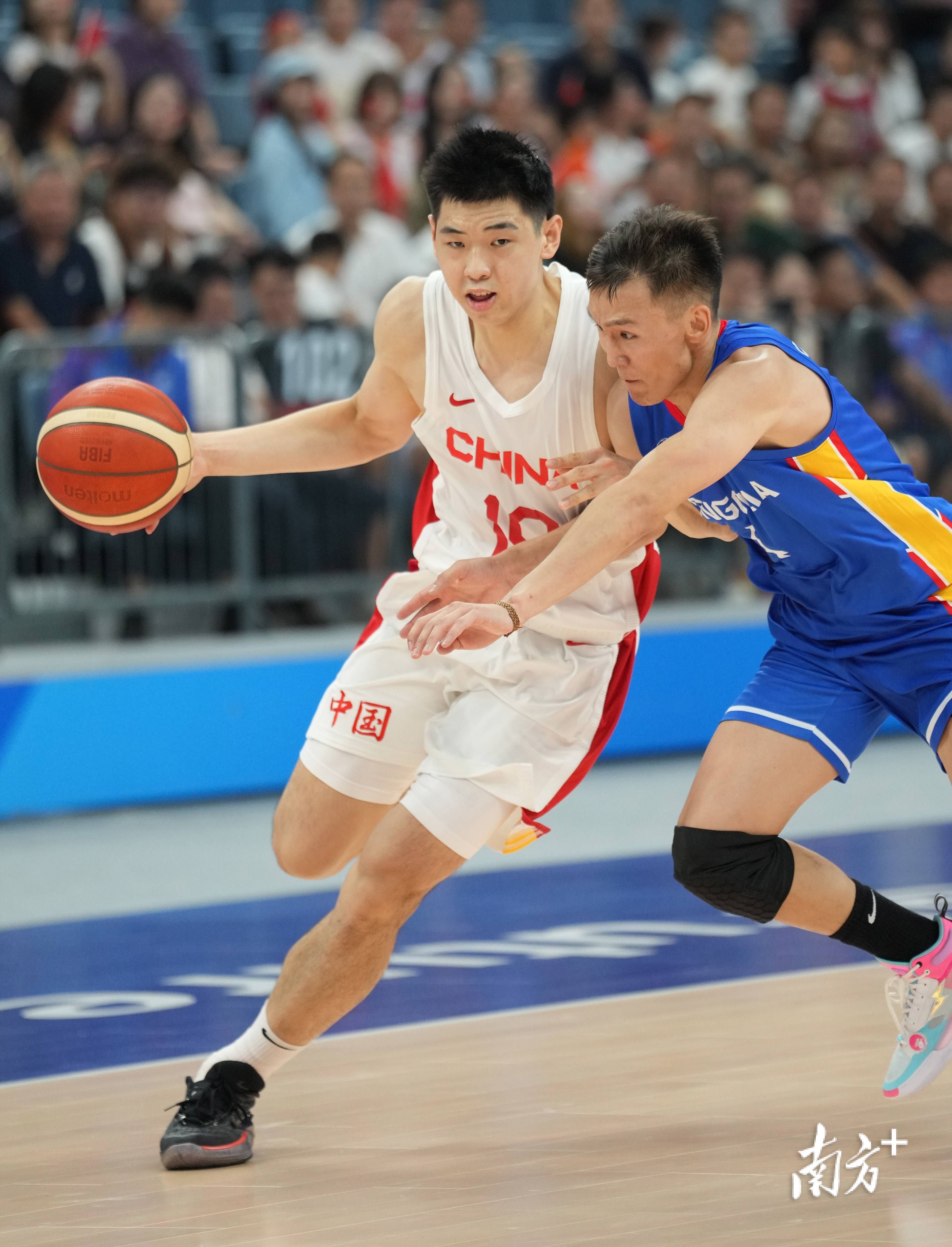 顶尖球员在篮球比赛中亮眼表现