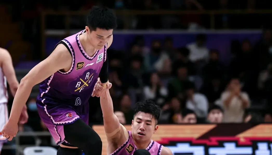 外援巅峰对决，篮球赛场上燃起战火正酣的简单介绍