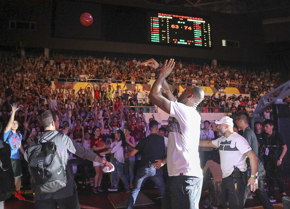 包含观众席上尽显热情，全力支持喜爱球队的词条