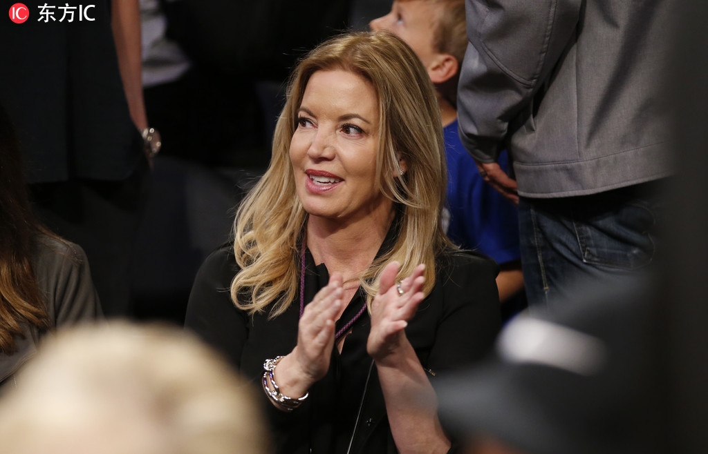 包含老板财政危机，球队拍卖部分珍藏品扭转局面的词条