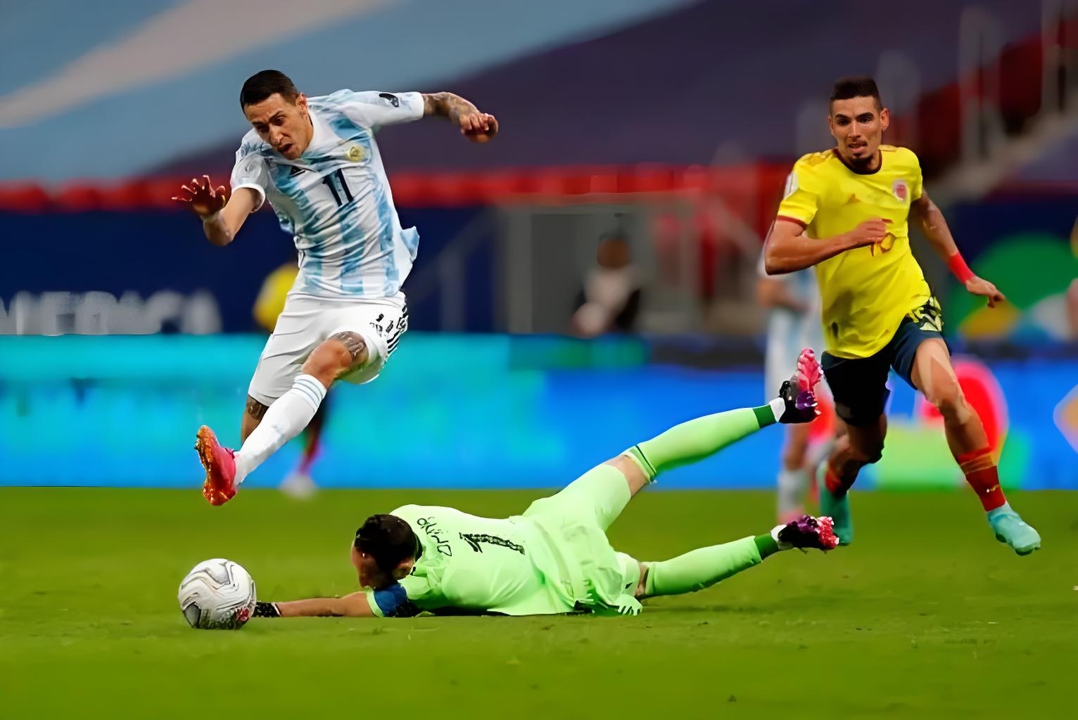 南美洲足球巅峰赛事中球员斗志昂扬