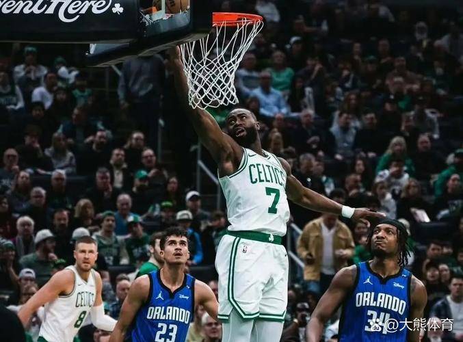 山东队鏖战凯尔特人，福克斯状态火热