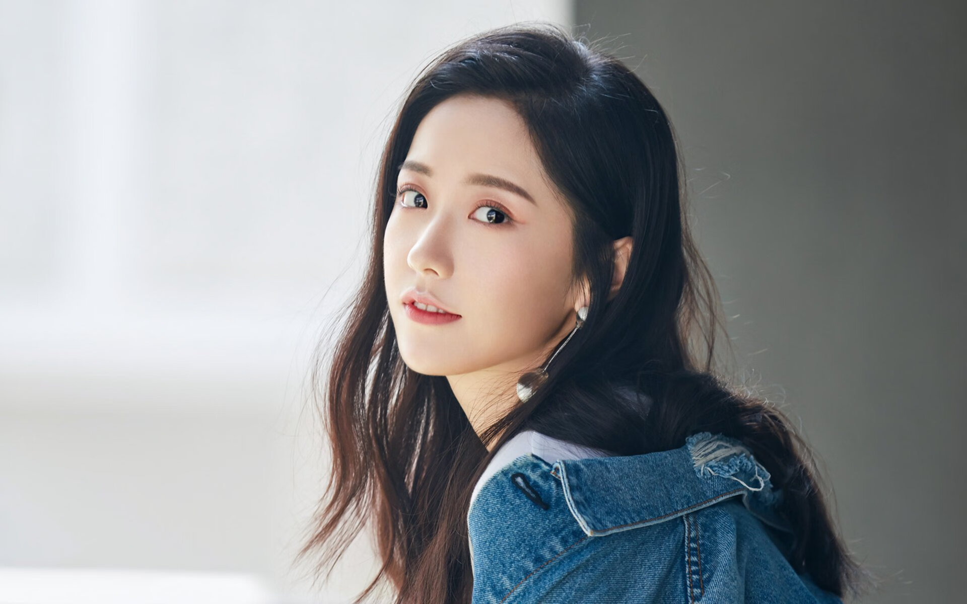 当密西西比河利刃遇上密尔沃基铁索，小贾伦无解锋芒与雄鹿窒息防守的双城记