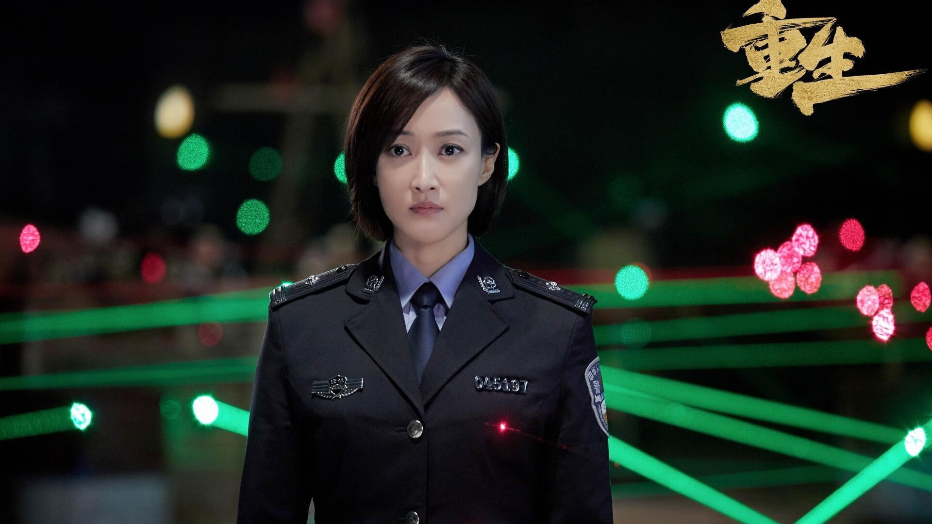 时空错乱、西决足球赛、平行宇宙等标签如病毒般蔓延。推特上一名用户写道，我刚切频道想看看约基奇拿了多少分，结果看见劳塔罗在带球突破？我需要重新启动我的大脑