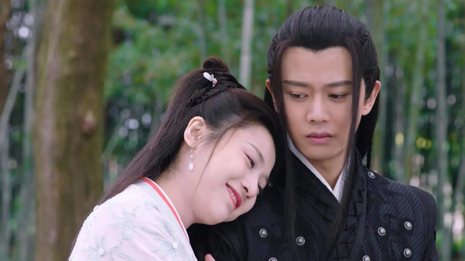 时空错乱、西决足球赛、平行宇宙等标签如病毒般蔓延。推特上一名用户写道，我刚切频道想看看约基奇拿了多少分，结果看见劳塔罗在带球突破？我需要重新启动我的大脑